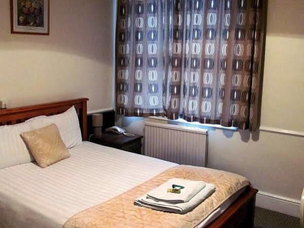 The Pines Guest Accommodation Chippenham  Kültér fotó